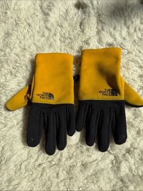 The North Face Kids Yellow and Black Fleece Tech Gloves S